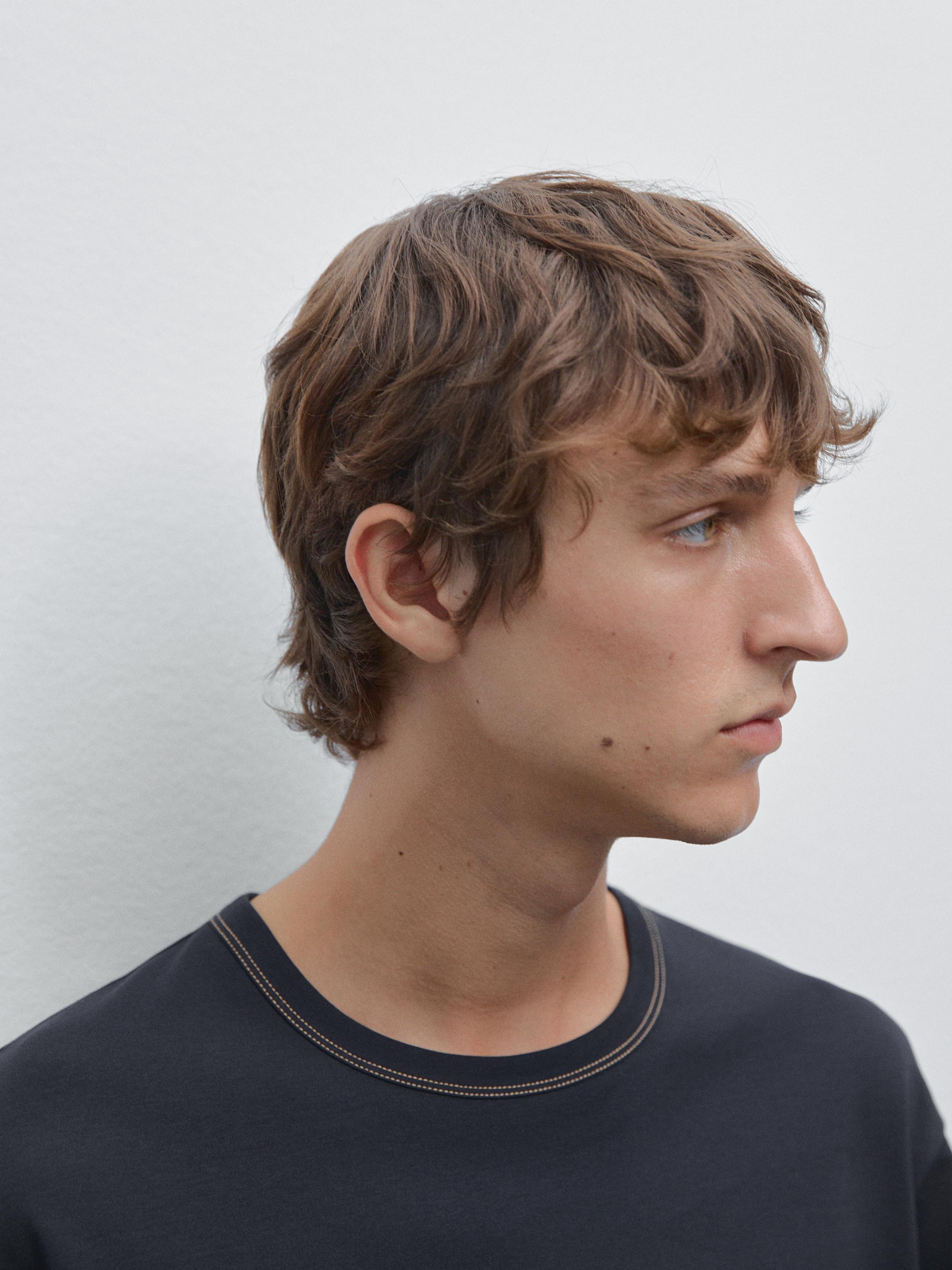 Short-sleeve T-shirt with contrast topstitching